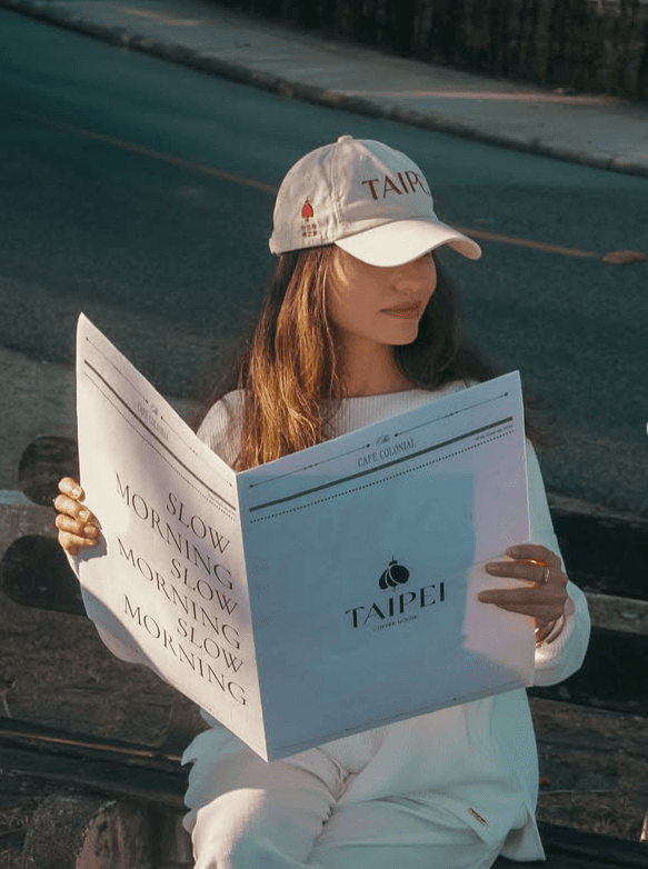 Daiane Shuai em reportagem sobre o Taipei Coffee House